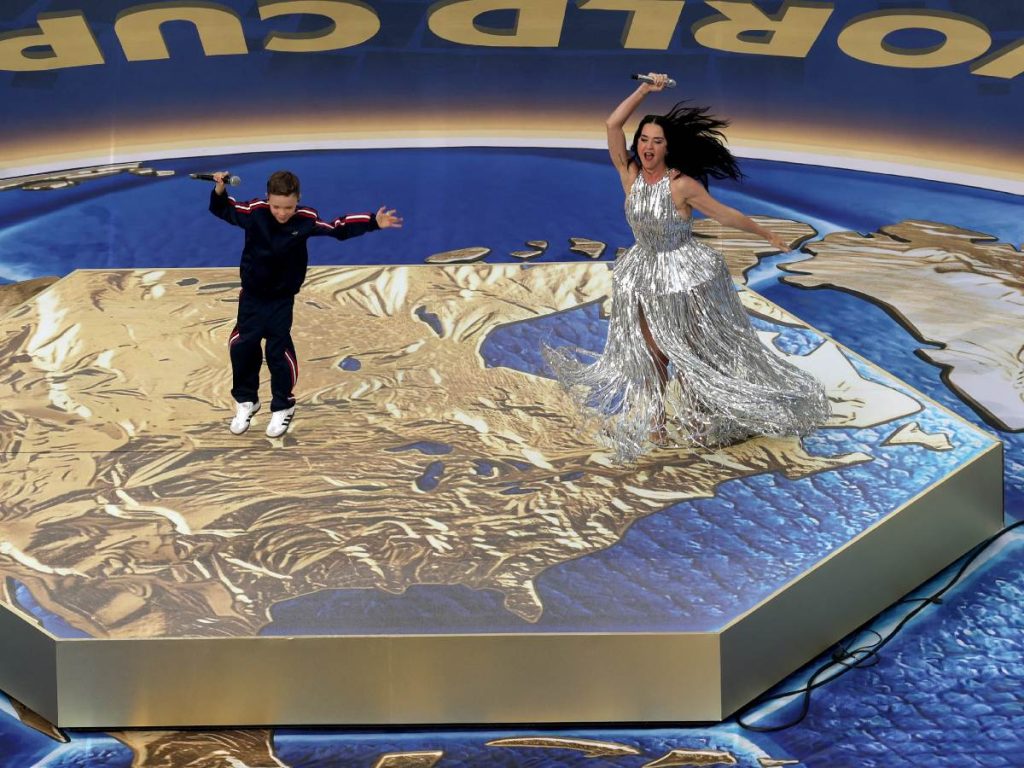 El joven cantante noruego de 10 años interpretó junto a Katy Perry la canción "Wonder", uno de los momentos más emotivos de la ceremonia.