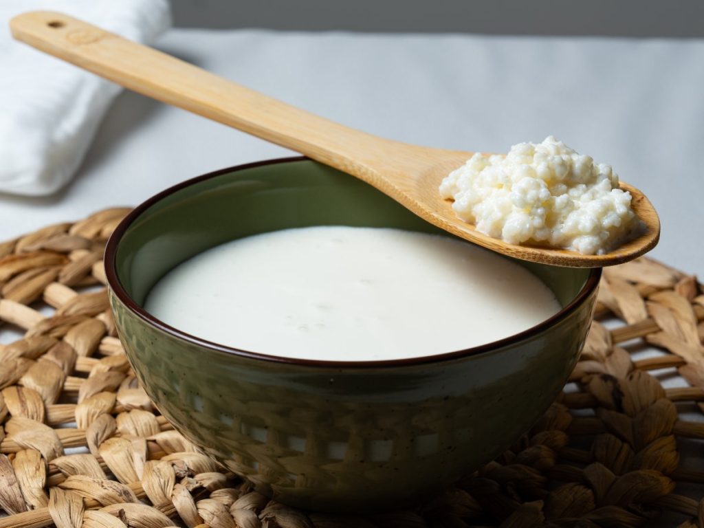 El kéfir es una bebida fermentada que contiene bacterias y levaduras beneficiosas, asociadas al cuidado de la salud digestiva.