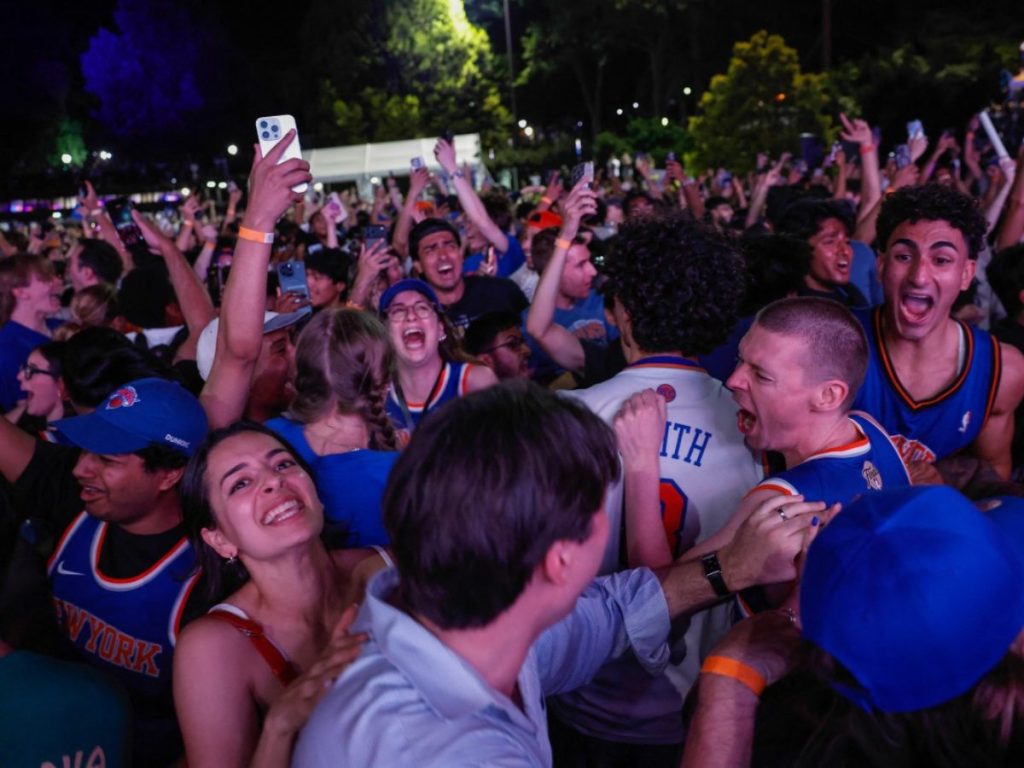 Fanáticos de los Knicks celebran en las calles de Nueva York. Foto AFP