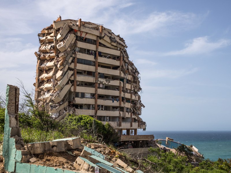 Edificios derrumbados y miles de familias afectadas forman parte del panorama que encontrarán los rescatistas salvadoreños en La 