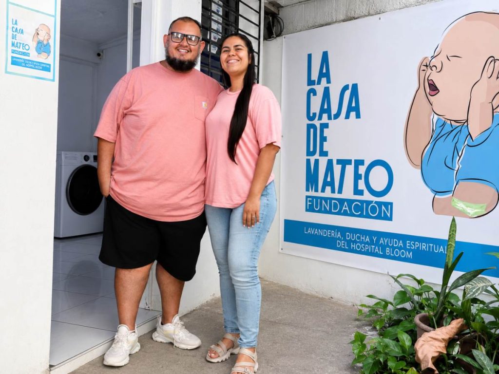 Tatiana Beltrán y Óscar Sandoval, fundadores de La Casa de Mateo, en el espacio creado para brindar apoyo a familias de niños ingresados en el Hospital Bloom. Foto Fundación La Casa de Mateo