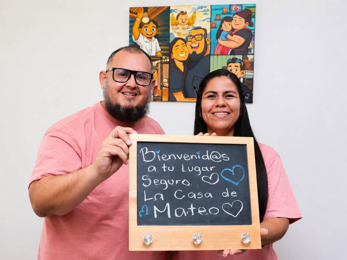 Los fundadores de La Casa de Mateo sostienen un mensaje de bienvenida dentro del proyecto. Foto Fundación La Casa de Mateo