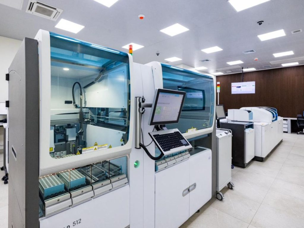 El laboratorio automatizado busca acelerar resultados clave para diagnósticos y tratamientos.