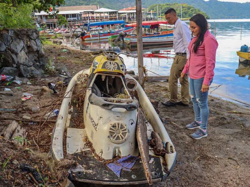 Las autoridades advierten que las embarcaciones abandonadas pueden contribuir a la contaminación del Lago de Coatepeque.