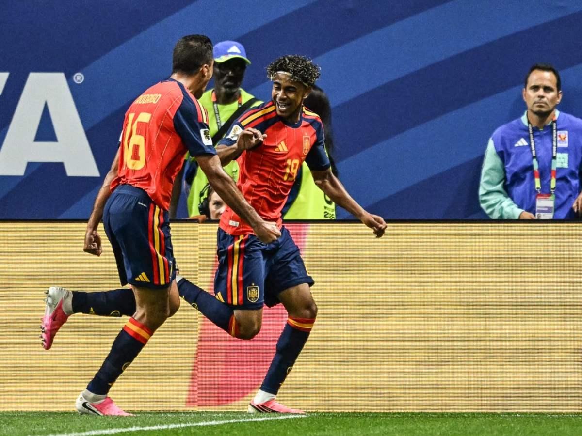 Lamine Yamal (der.) celebra su gol ante Arabia Saudita con Rodri. Foto AFP