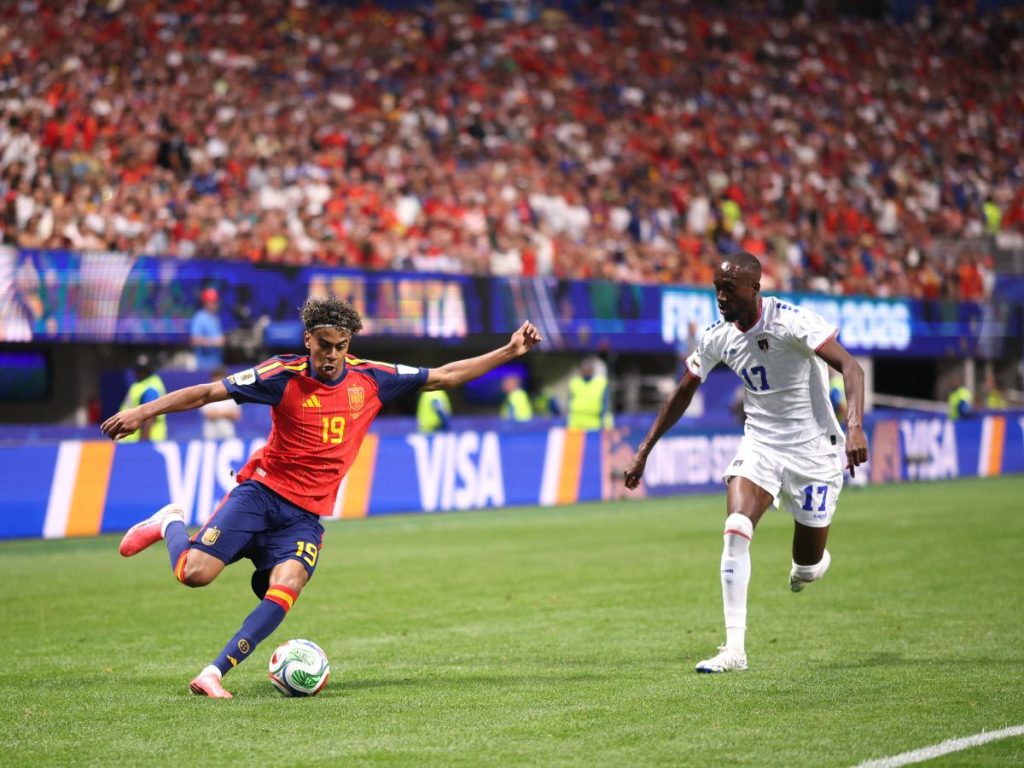 Lamine Yamal de España compite contra Willy Semedo de Cabo Verde durante el partido del Grupo H de la Copa Mundial de la FIFA entre España y Cabo Verde en el Mercedes-Benz Stadium de Atlanta, Estados Unidos, el 15 de junio de 2026. (Foto de MI News/NurPhoto) (Foto de MI News / NurPhoto / NurPhoto vía AFP)