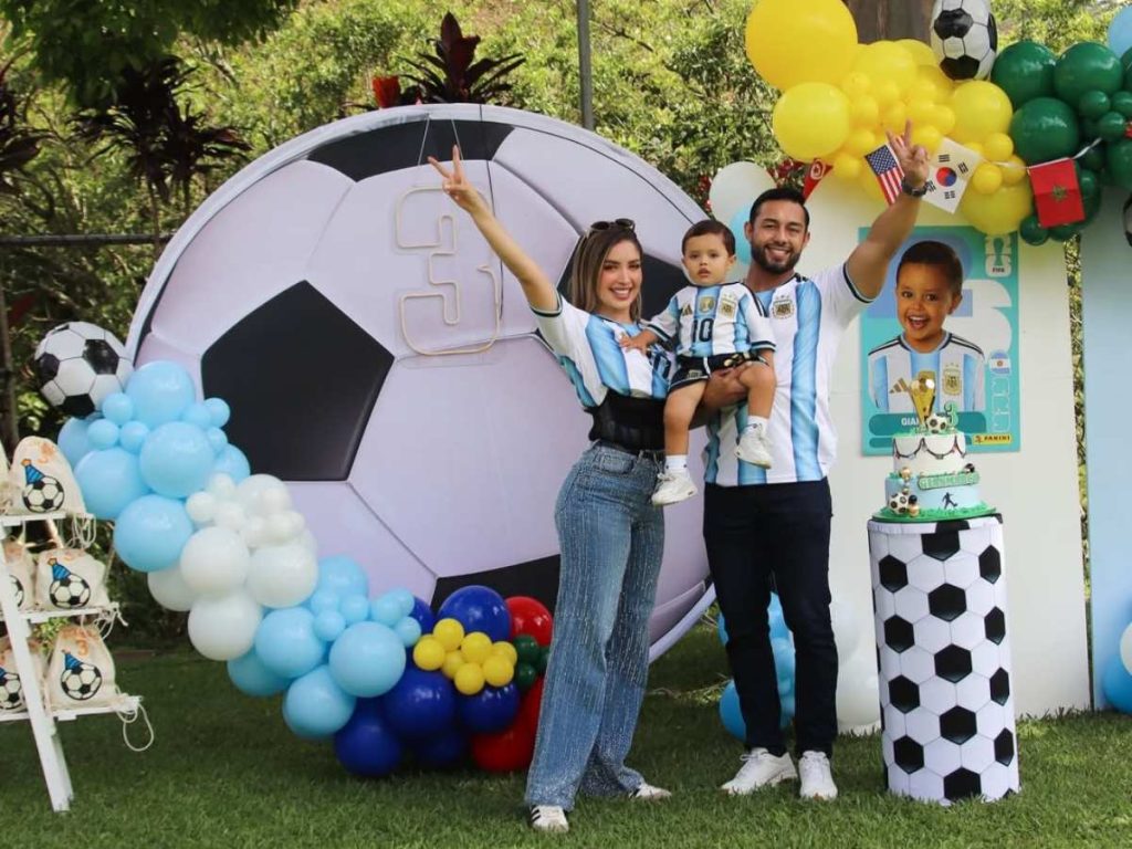 Con camisetas de Argentina y una temática futbolera, Larissa celebró una tarde familiar llena de gratitud y emoción.