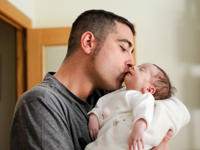 La licencia de paternidad busca garantizar tiempo para que los padres acompañen la llegada de un nuevo integrante a la familia.