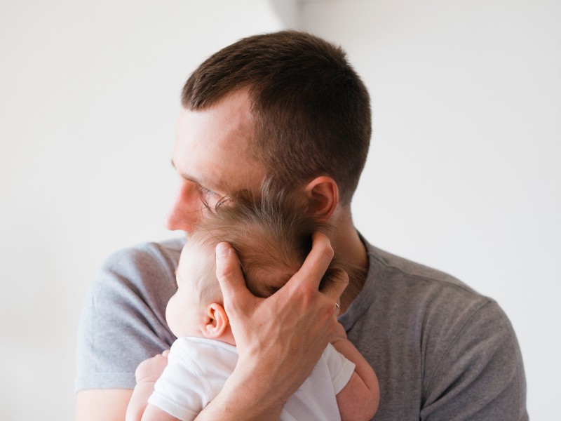 El Código de Trabajo regula la licencia de paternidad y el pago correspondiente durante el permiso.