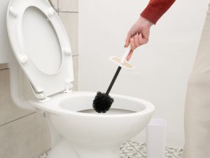 Echar sal en el inodoro es un remedio casero que puede ayudar a reducir malos olores, desprender suciedad superficial y prevenir acumulaciones leves de cal.