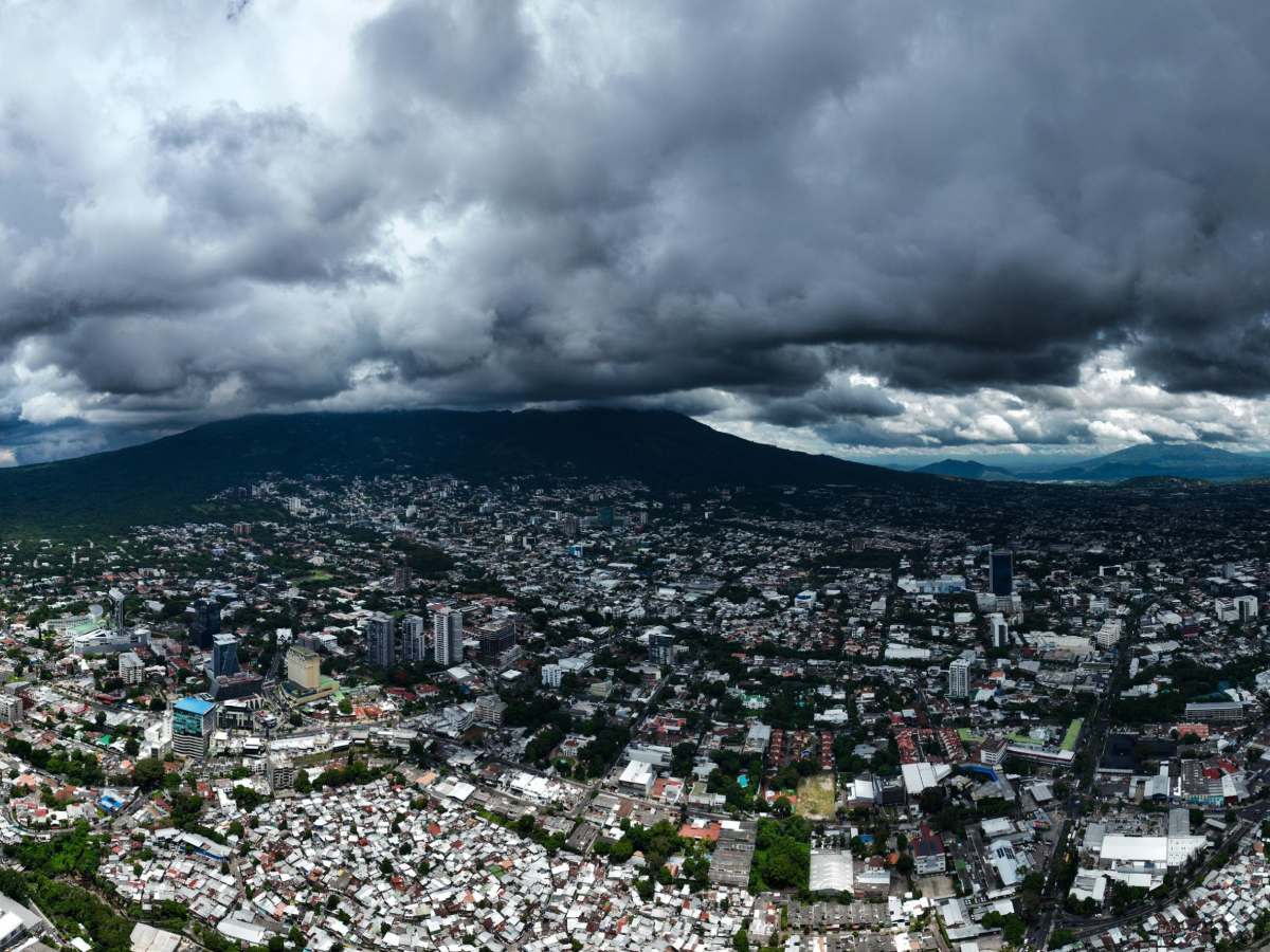 Una onda tropical favorecerá lluvias, tormentas, ráfagas de viento y actividad eléctrica en varias zonas del país.