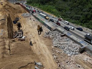Maquinaria realiza el retiro de los contenedores que funcionaron como barrera temporal de protección en el talud 1 de Los Chorros, tras las labores de estabilización del terreno.