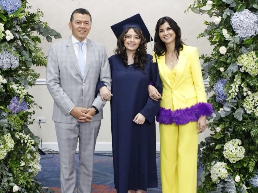 Lourdes Lara compartió con orgullo y emoción la graduación de bachillerato de su hija mayor, Lourdes, un momento que conmovió a sus seguidores. Fotografía/ Cortesía