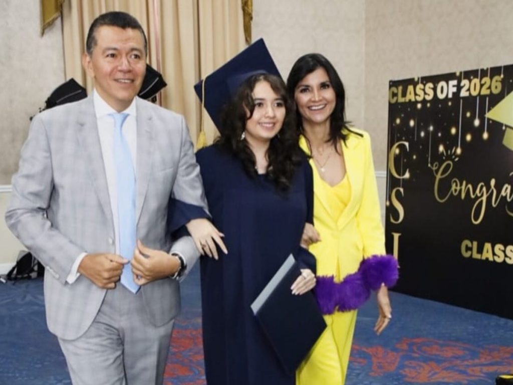 La presentadora salvadoreña celebró junto a su esposo e hija este importante logro académico, rodeados de alegría, abrazos y mensajes de felicitación. Fotografía/ Cortesía