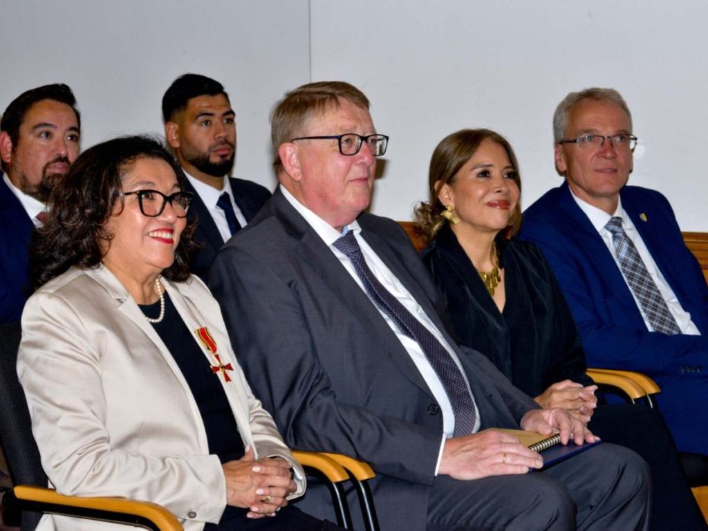 La salvadoreña Lucy Grimme recibió la Cruz Federal al Mérito por su trayectoria de más de 30 años apoyando a personas migrantes en Alemania.