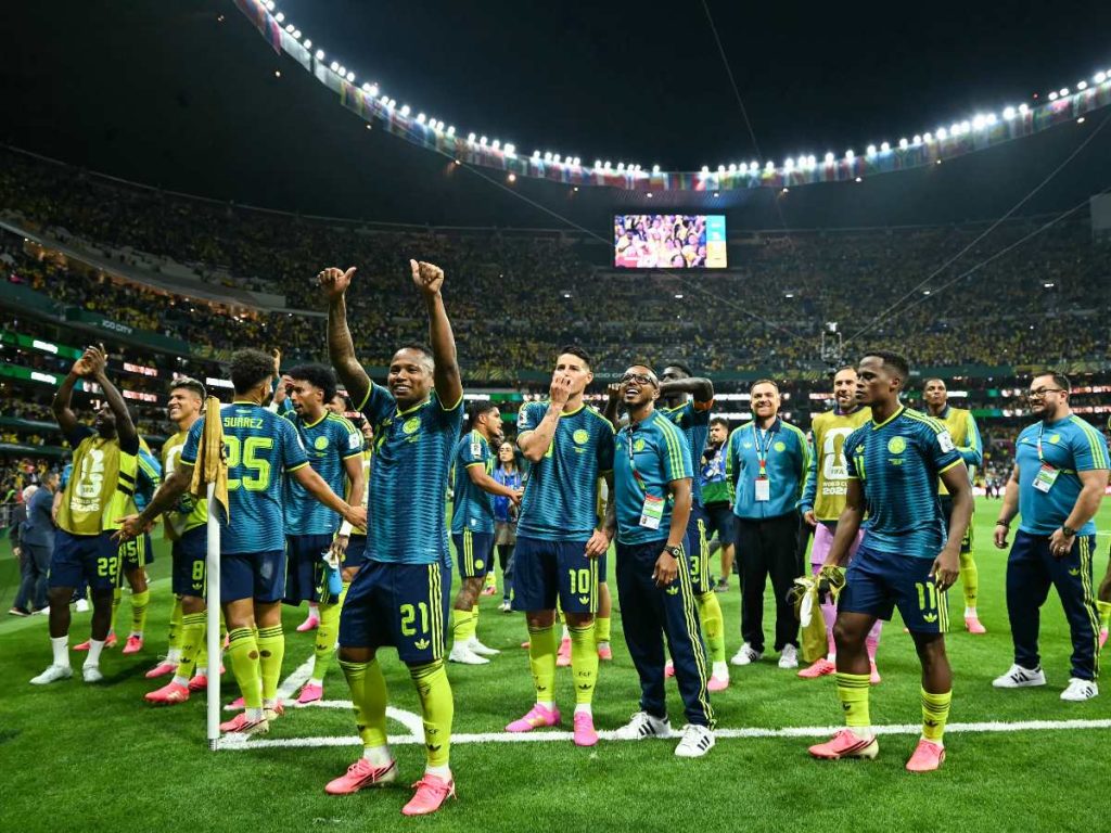 El centrocampista colombiano Jaminton Campaz, número 21, celebra con sus compañeros tras la victoria en el partido de fútbol del Grupo K del Mundial 2026 entre Uzbekistán y Colombia, disputado en el Estadio de la Ciudad de México el 17 de junio de 2026. (Foto de YURI CORTEZ / AFP)