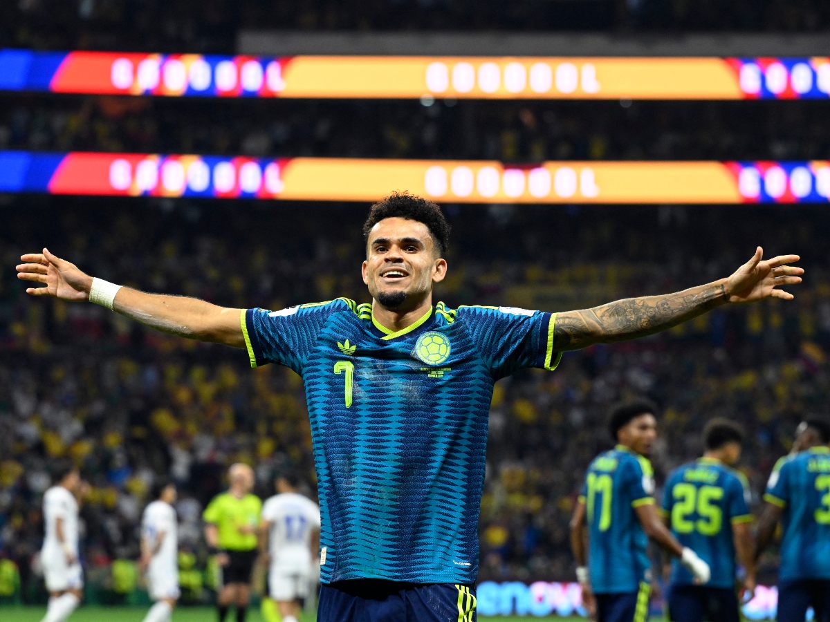 El centrocampista colombiano Jaminton Campaz, número 21, celebra con sus compañeros tras la victoria en el partido de fútbol del Grupo K del Mundial 2026 entre Uzbekistán y Colombia, disputado en el Estadio de la Ciudad de México el 17 de junio de 2026. (Foto de YURI CORTEZ / AFP)