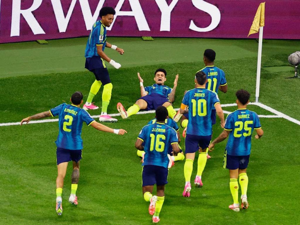 El delantero colombiano Luis Díaz (C) celebra con sus compañeros tras marcar el segundo gol de su equipo durante el partido de fútbol del Grupo K de la Copa Mundial 2026 entre Uzbekistán y Colombia en el Estadio de la Ciudad de México, el 17 de junio de 2026. (Foto de Rodrigo Oropeza / AFP)