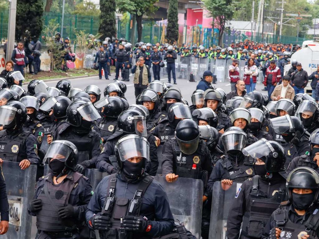 Miembros de la policía bloquean el acceso al Estadio Ciudad de México durante una protesta en la Ciudad de México el 9 de junio de 2026.