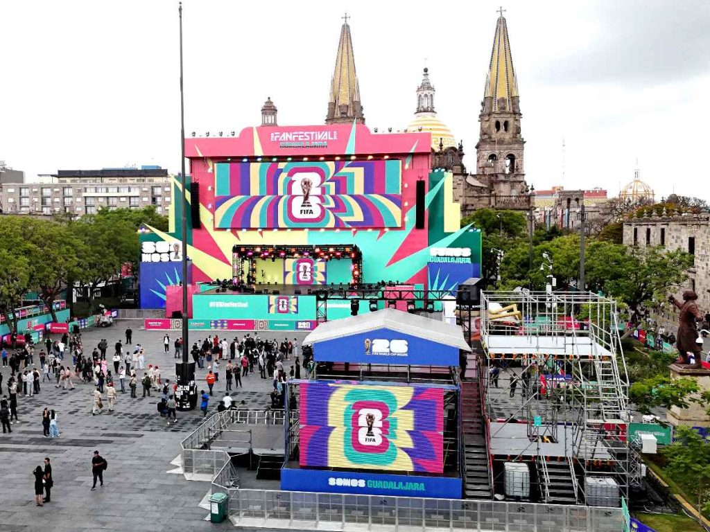 Esta vista aérea muestra la instalación del FIFA Fan Fest Guadalajara en la Plaza de la Liberación de Guadalajara, México, el 9 de junio de 2026, antes del torneo de la Copa Mundial de la FIFA 2026. (Foto de Ulises RUIZ / AFP)