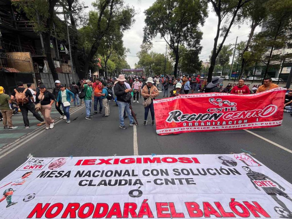 Profesores y alumnos de la escuela Ayotzinapa marchan hacia el Estadio Ciudad de México en la Ciudad de México el 9 de junio de 2026.