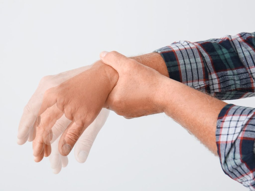 El Parkinson puede iniciar con cambios sutiles que muchas personas confunden con “cosas de la edad”, como temblores persistentes, rigidez, lentitud al moverse o problemas de equilibrio.