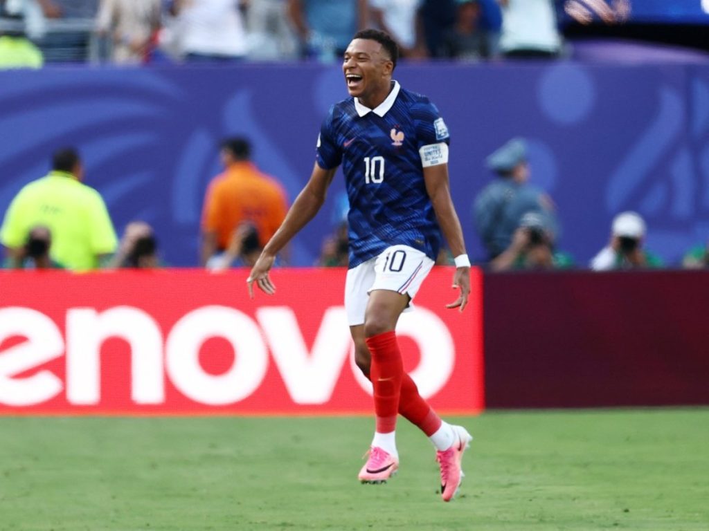 Kylian Mbappé celebra uno de sus goles ante Suecia. Foto AFP