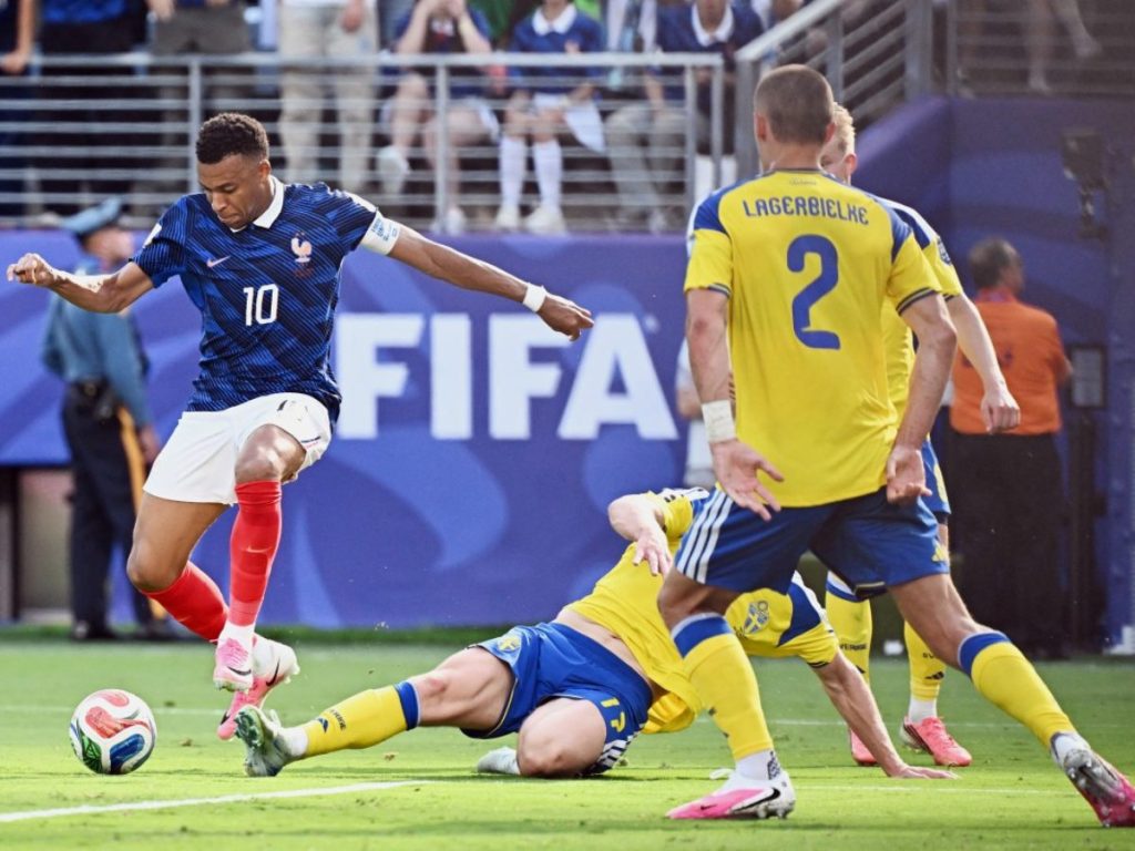 Kylian Mbappé al momento de anotar su primer gol ante Suecia. Foto AFP