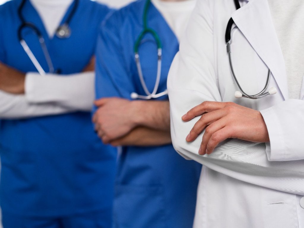 Abren vacantes para médicos generales y especialistas en El Salvador