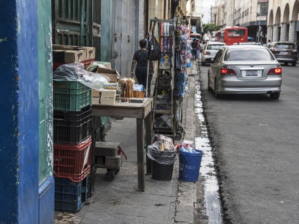 mercadería-obstaculización-aceras-ventas-ambulantes