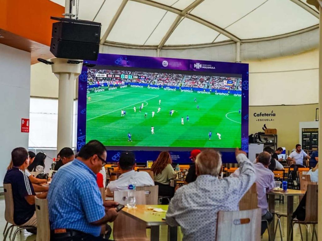 Familias salvadoreñas disfrutan el Mundial 2026 en el food court del Mercado Hula Hula durante la celebración del Día del Padre.
