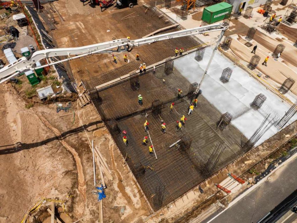 Obras Públicas informó que continúan los trabajos de construcción del nuevo Mercado de Santa Ana, actualmente con colado de la losa de fundación.