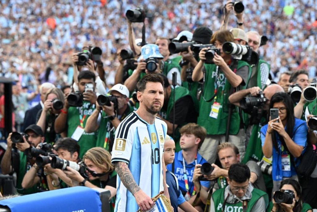 Lionel Messi ingresa al estadio para el partido entre Argentina contra Argelia. Foto AFP