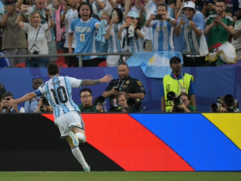Lionel Messi celebra con la afición argentina su gol ante Argelia en el Mundial 2026. Foto AFP
