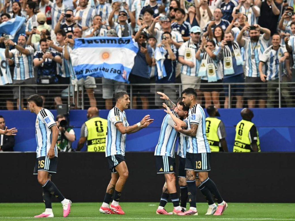 Messi marca y ya es el máximo goleador en solitario de la historia de los Mundiales. Foto AFP