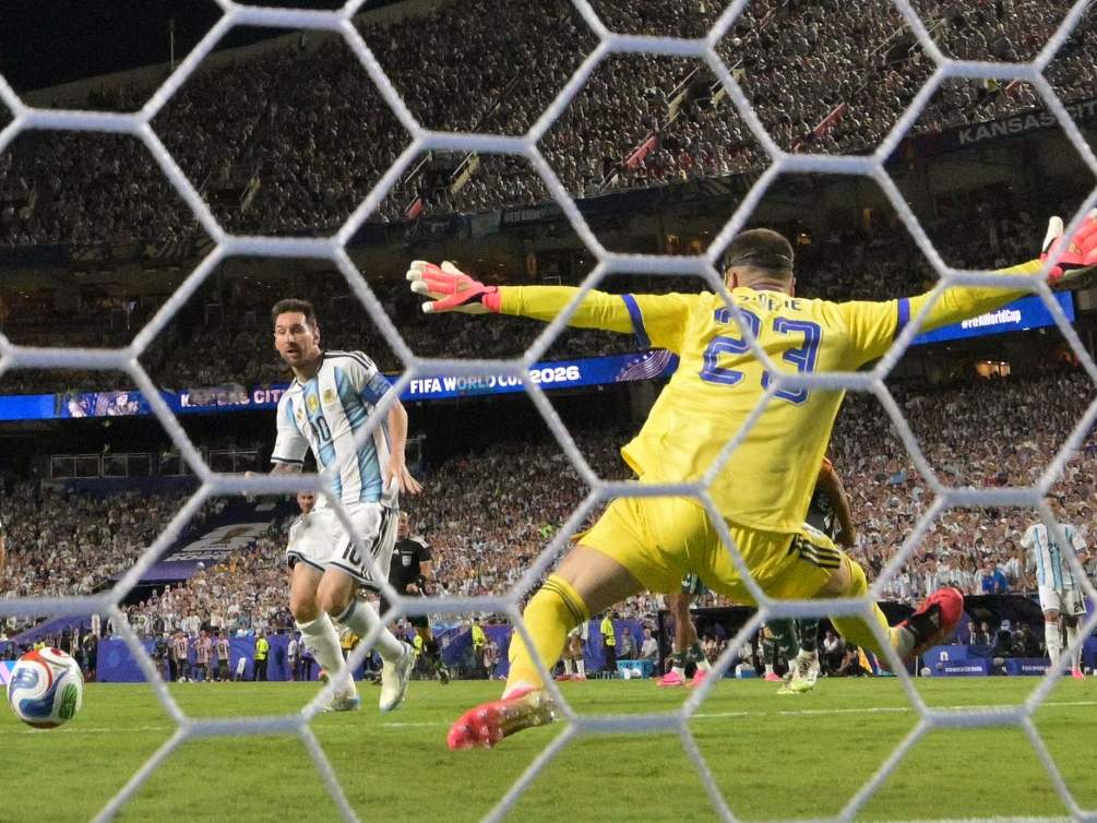 Lionel Messi anota el segundo gol ante Argelia. Foto AFP