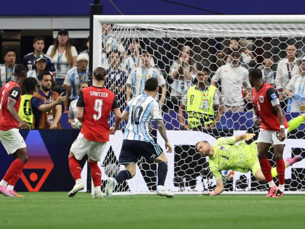 Lionel Messi al momento de anotar el gol del récord de máximo anotador en la historia de Mundiales. Foto AFP