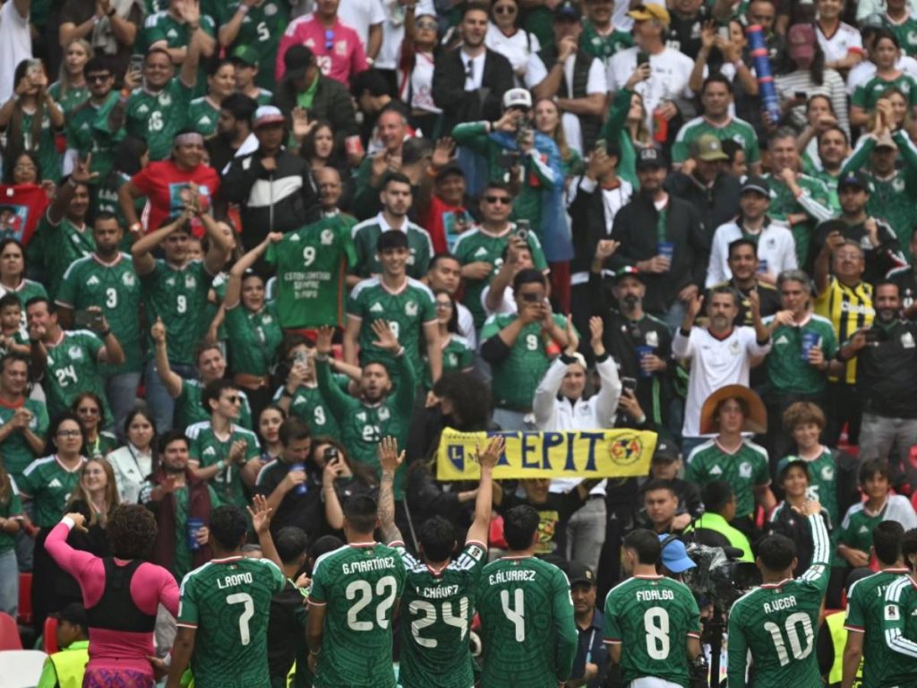 El equipo mexicano celebra con su afición la victoria en el inicio del Mundial. Foto AFP
