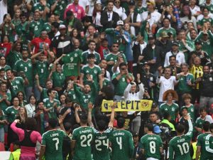 El equipo mexicano celebra con su afición la victoria en el inicio del Mundial. Foto AFP