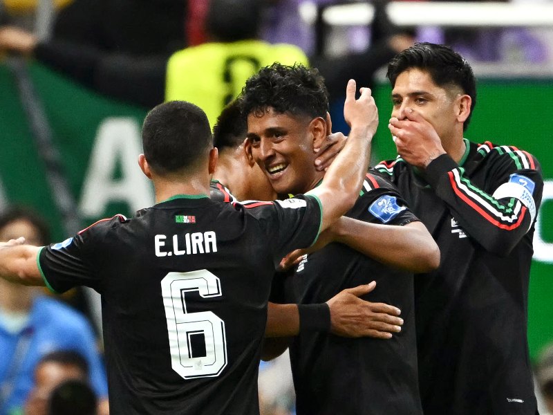 La selección mexicana celebra tras confirmar su pase a dieciseisavos y quedarse con el primer lugar del Grupo A.