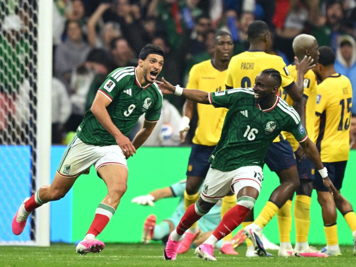 Raúl Jiménez celebra la victoria de México ante Ecuador. Foto AFP