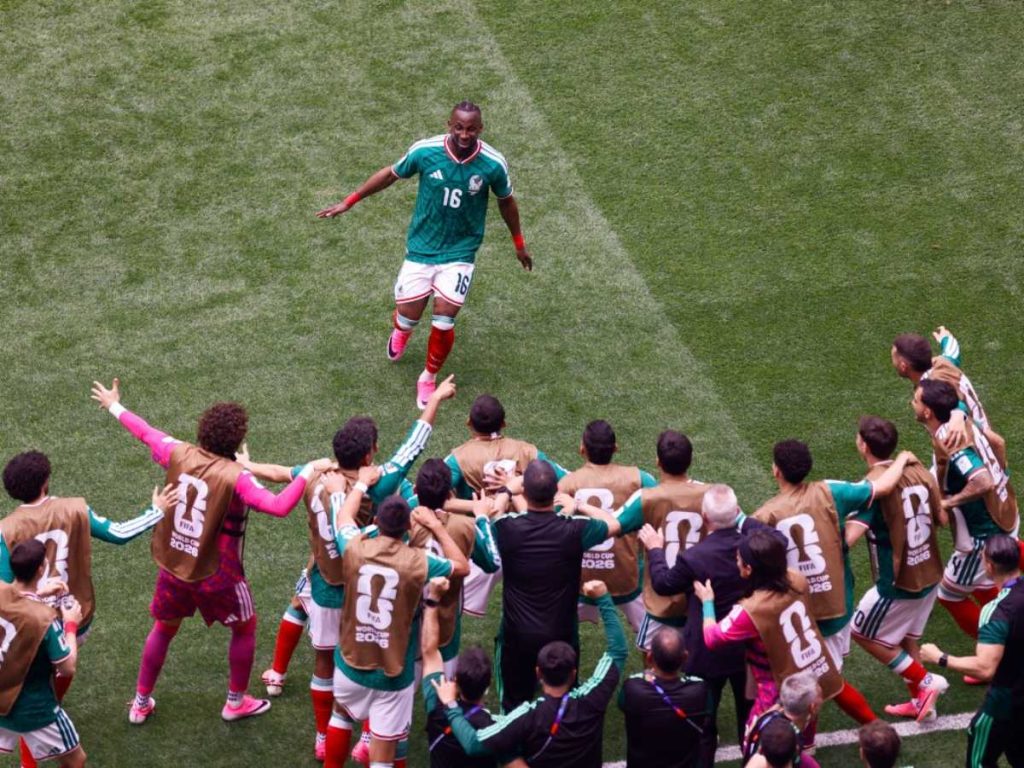 Julián Quiñones celebra el primer gol de México contra Sudáfrica. Foto AFP