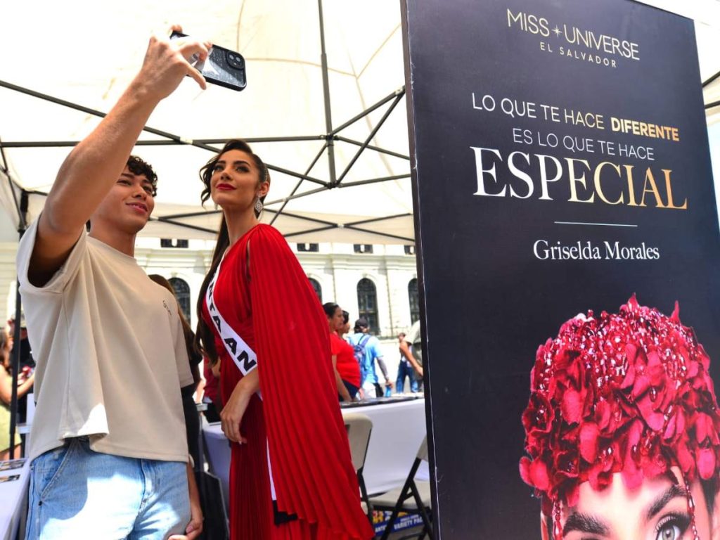 Así el ambiente en el Centro Histórico de las candidatas donde una de ellas r.epresentará al país en Miss Universo