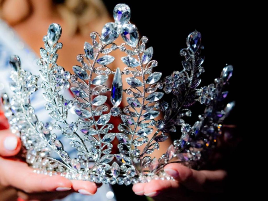 miss-universo-el-salvador-presentadores-corona