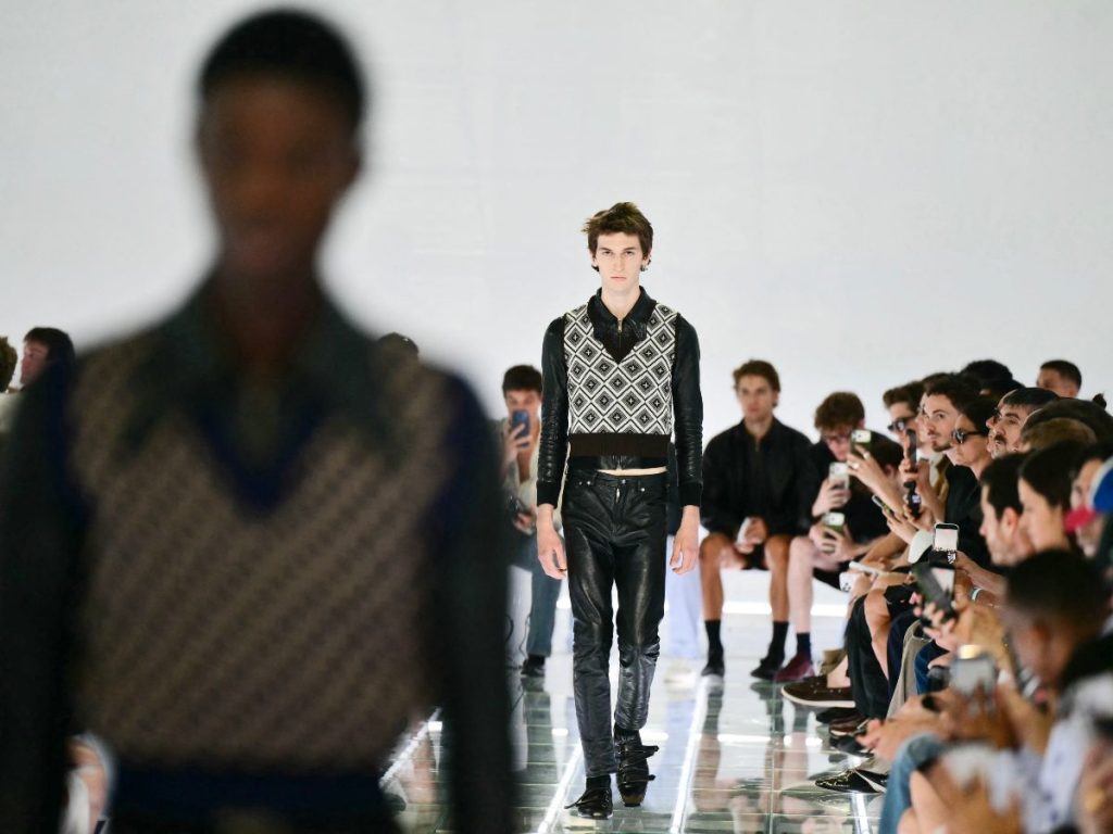 Modelo desfila en la pasarela de Prada durante la colección masculina primavera-verano 2027 en la Semana de la Moda de Milán.