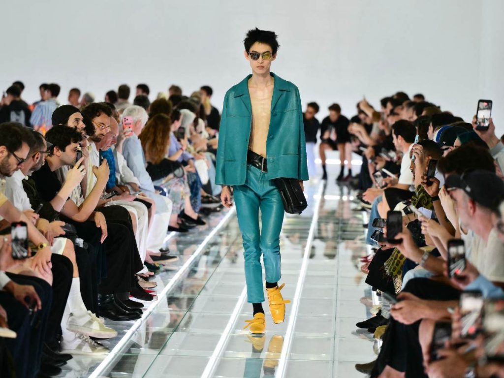 Prada presentó en Milán su colección masculina primavera-verano 2027, una de las citas clave de la moda italiana.