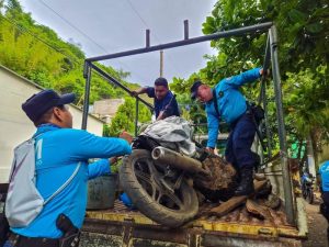 Personal de la alcaldía y del CAM retiró motocicletas en estado de abandono durante un operativo en San Salvador Centro.