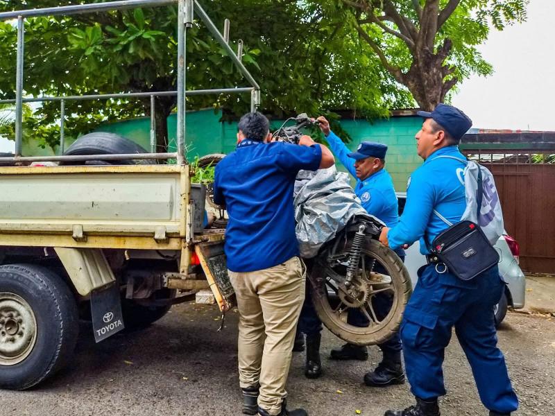 El operativo incluyó la remoción de motocicletas abandonadas y objetos utilizados para apartar espacios de estacionamiento.