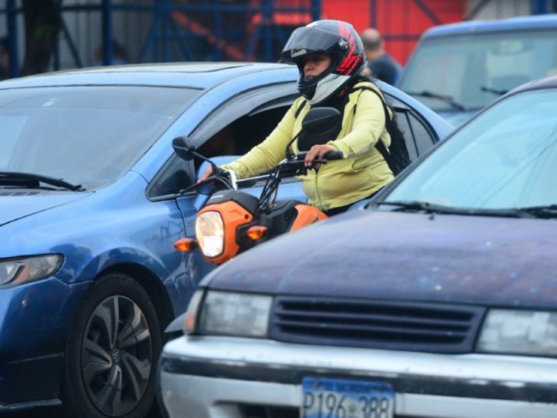 Los motociclistas deberán cumplir con requisitos de seguridad para realizar esta maniobra, según la legislación vigente.