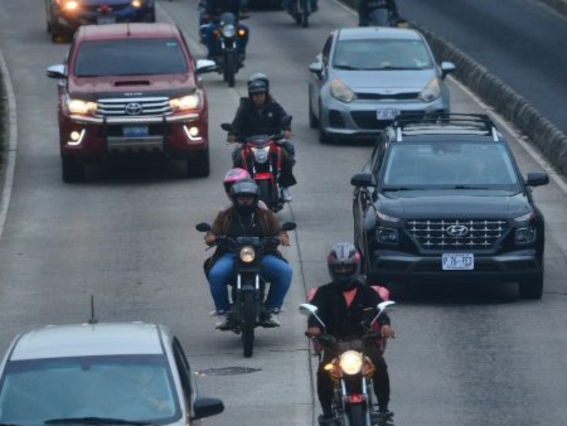 Hacer tercer carril solo está permitido cuando la motocicleta circula a una velocidad máxima de 25 km/h.